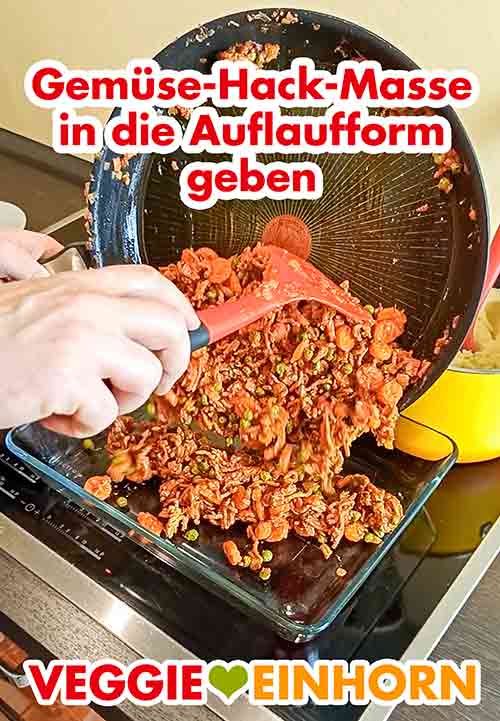 Die Hack-Gemüse-Masse in eine Auflaufform geben. Die vegane Gemüse-Hack-Mischung wird aus der Pfanne in die Auflaufform gegeben.