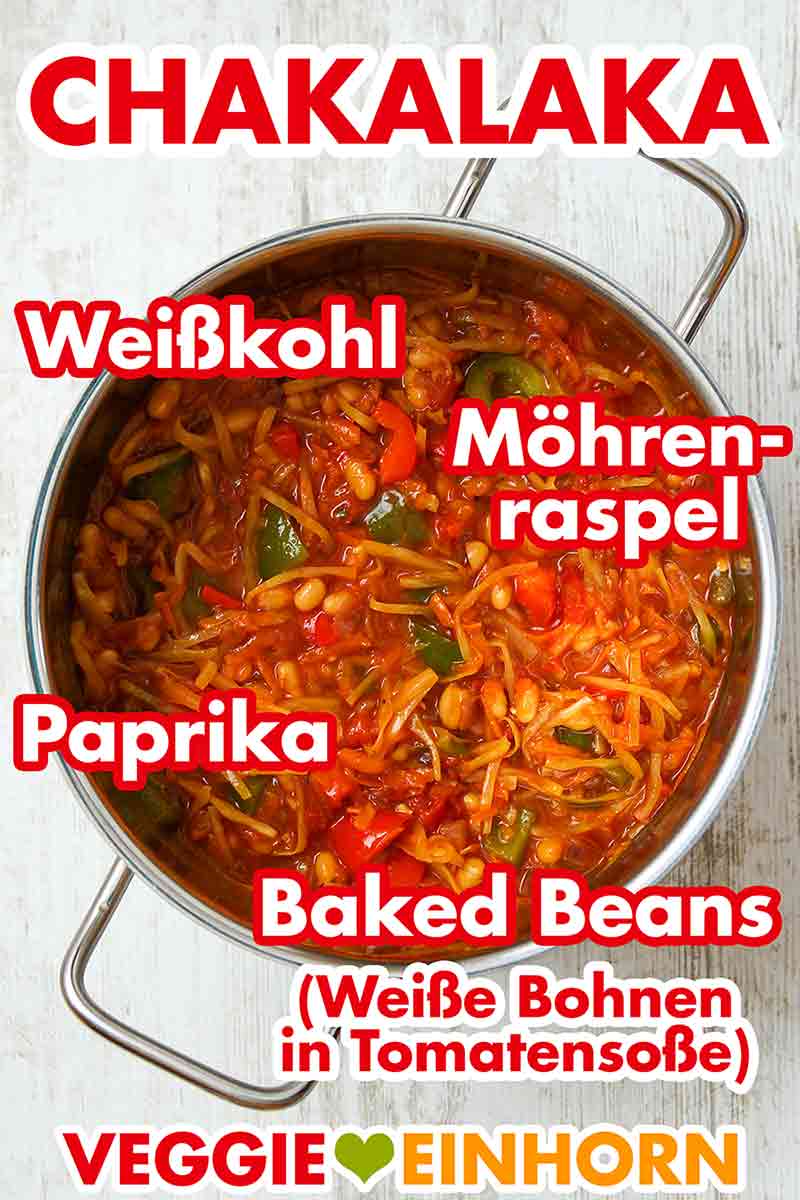 Der südafrikanische Gemüseeintopf enthält Weißkohl, Möhren, Paprika und Baked Beans (Weiße Bohnen in pikanter Tomatensoße). Ein Topf Chakalaka Eintopf mit Gemüse