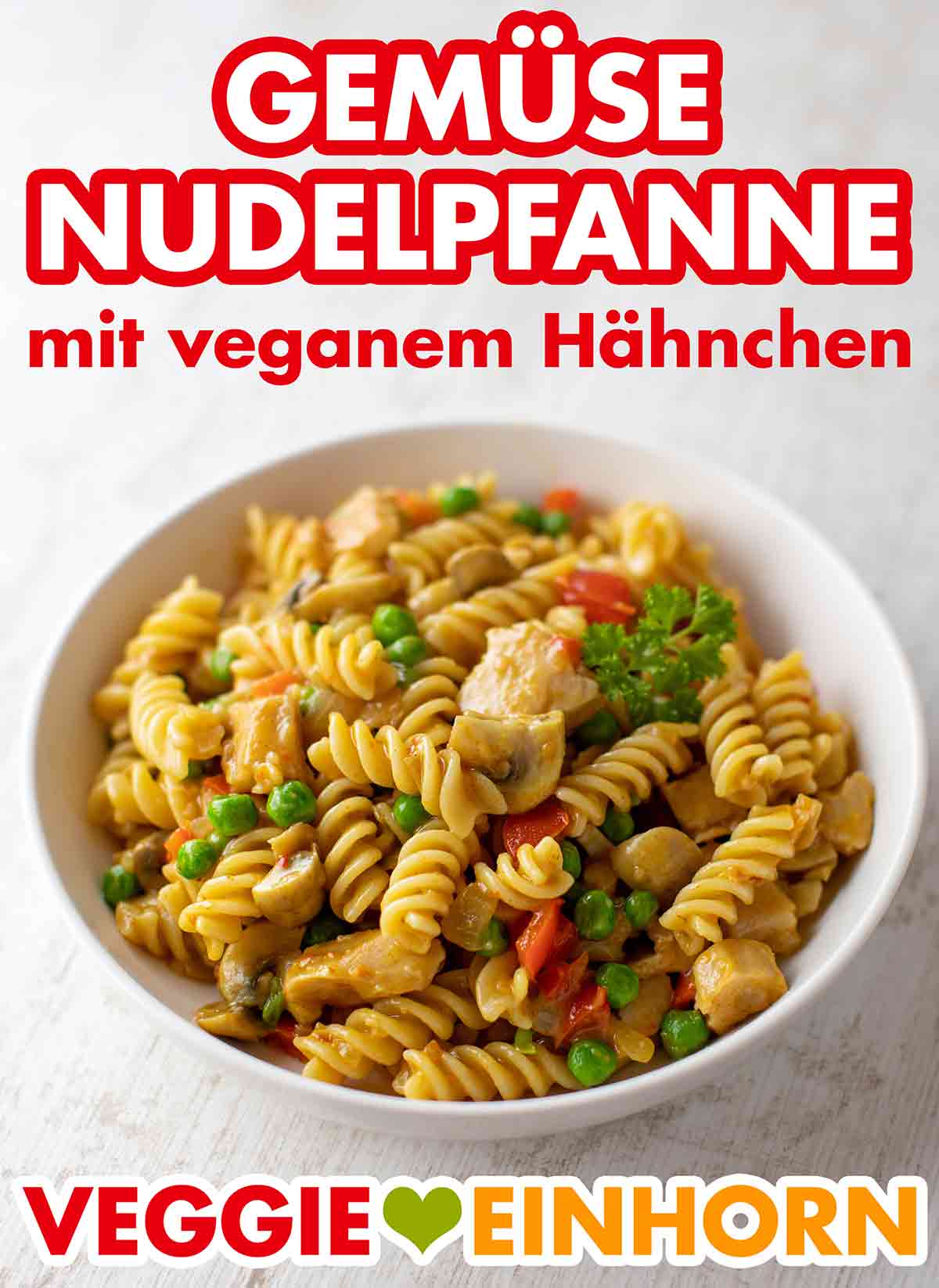 Ein leckeres veganes Nudelgericht Ein Teller Gemüse Nudelpfanne mit veganem Hähnchen