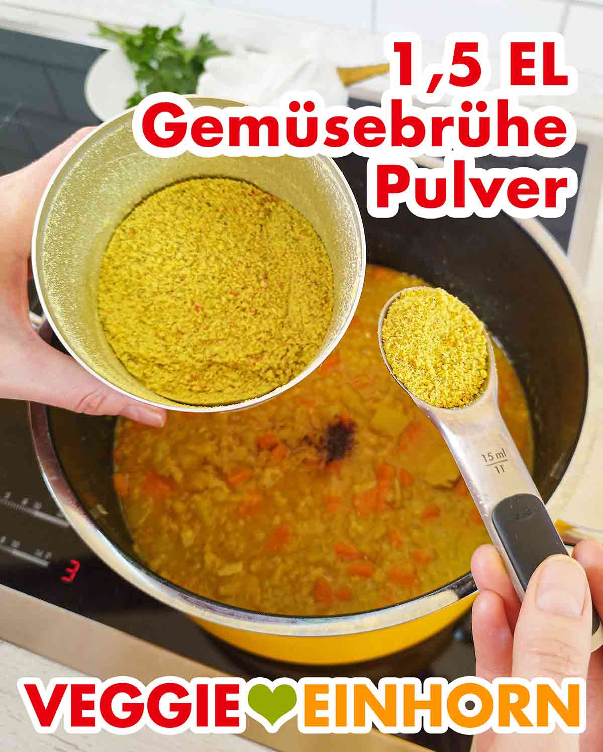 Der Eintopf wird mit Gemüsebrühe Pulver von Gefro gewürzt. Messlöffel mit Gemüsebrühe Pulver