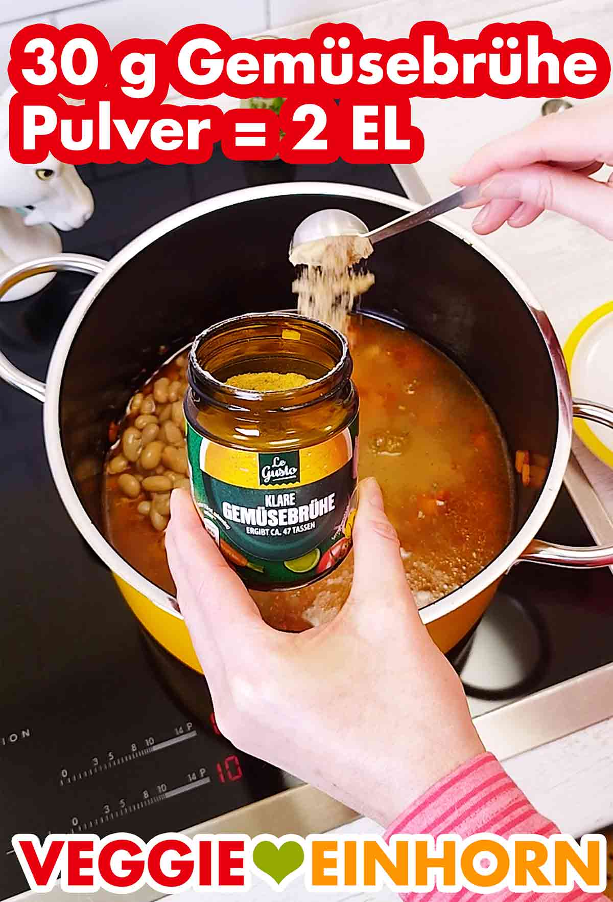 Zufügen der veganen klaren Gemüsebrühe von Aldi Le Gusto Veganes Gemüsebrühe Pulver wird in den Topf gegeben