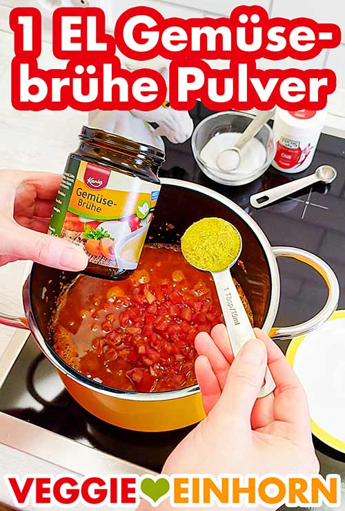 Ein Esslöffel veganes Gemüsebrühe Pulver von Lidl Kania Vegane Gemüsebrühe Pulver wird zum Tomatenbulgur zugefügt