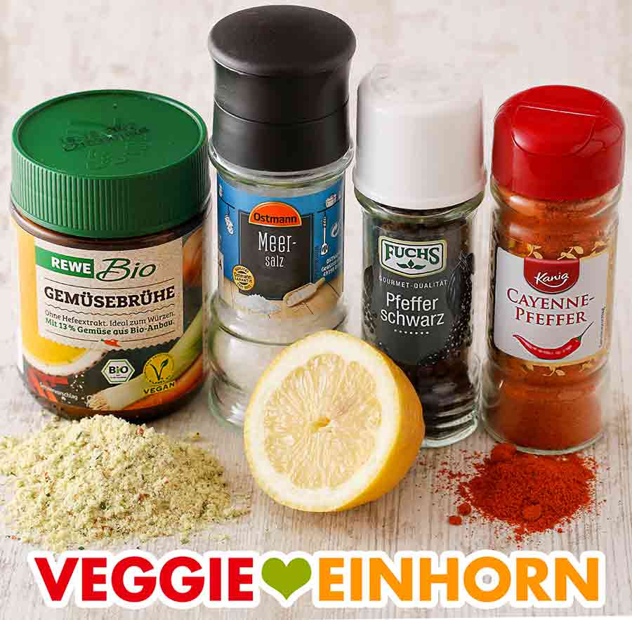 Rewe Bio Gemüsebrühe Pulver, Ostmann Meersalz, Fuchs Schwarzer Pfeffer, Kania Cayennepfeffer, eine halbe Zitrone Gemüsebrühe Pulver, Salz und Pfeffer, Cayennepfeffer, Zitrone
