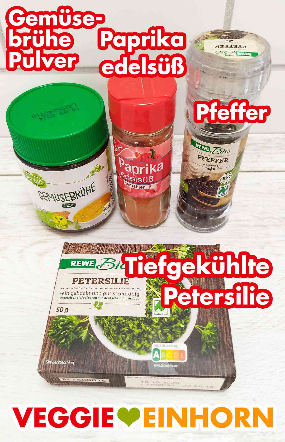 Vegane Gemüsebrühe von ALDI Gut Bio, Paprika edelsüß von Edeka Gut & Günstig, Pfeffer von Rewe Bio, TK Petersilie von Rewe Bio Gemüsebrühe Pulver, Paprika edelsüß Pulver, schwarzer Pfeffer und tiiefgekühlte Petersilie