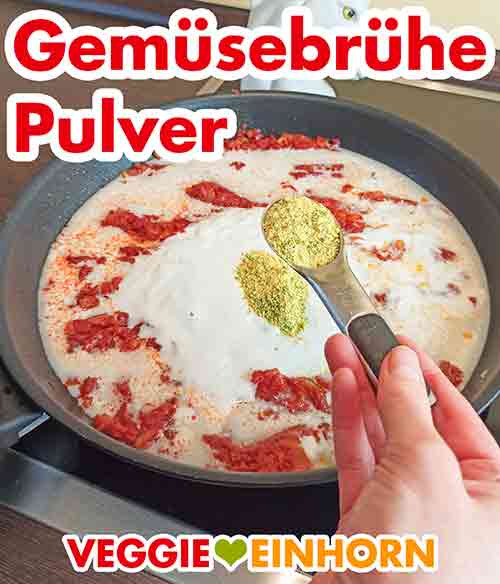 Würzen mit Gemüsebrühe Pulver Gemüsebrühe Pulver auf einem Messlöffel