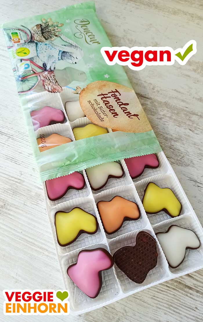 In der Packung sind 15 vegane Fondant Hasen in 4 Farben. Eine geöffnetete Packung mit 15 Fondanthasen