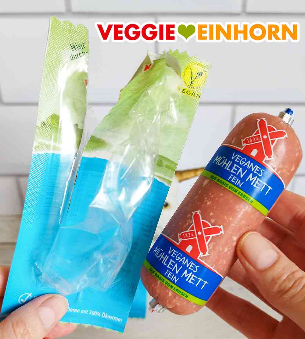 Auspacken des veganen Metts von Rügenwalder Das vegane Mühlen Mett und die geöffnete Packung
