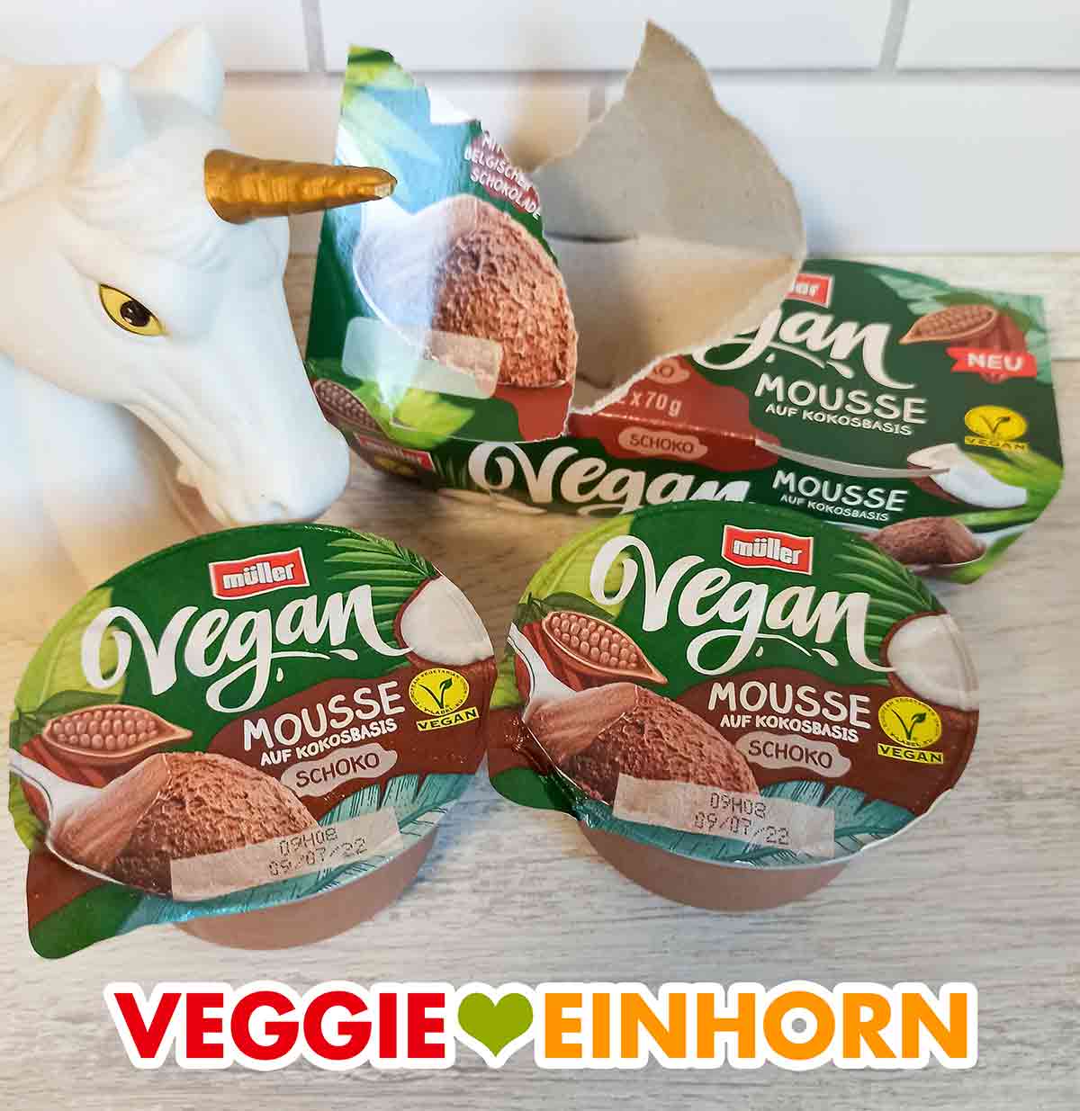 Zwei Becher mit je 70 g veganer Mousse au Chocolat Geöffnete Packung mit zwei Bechern veganem Schokomousse von Müller