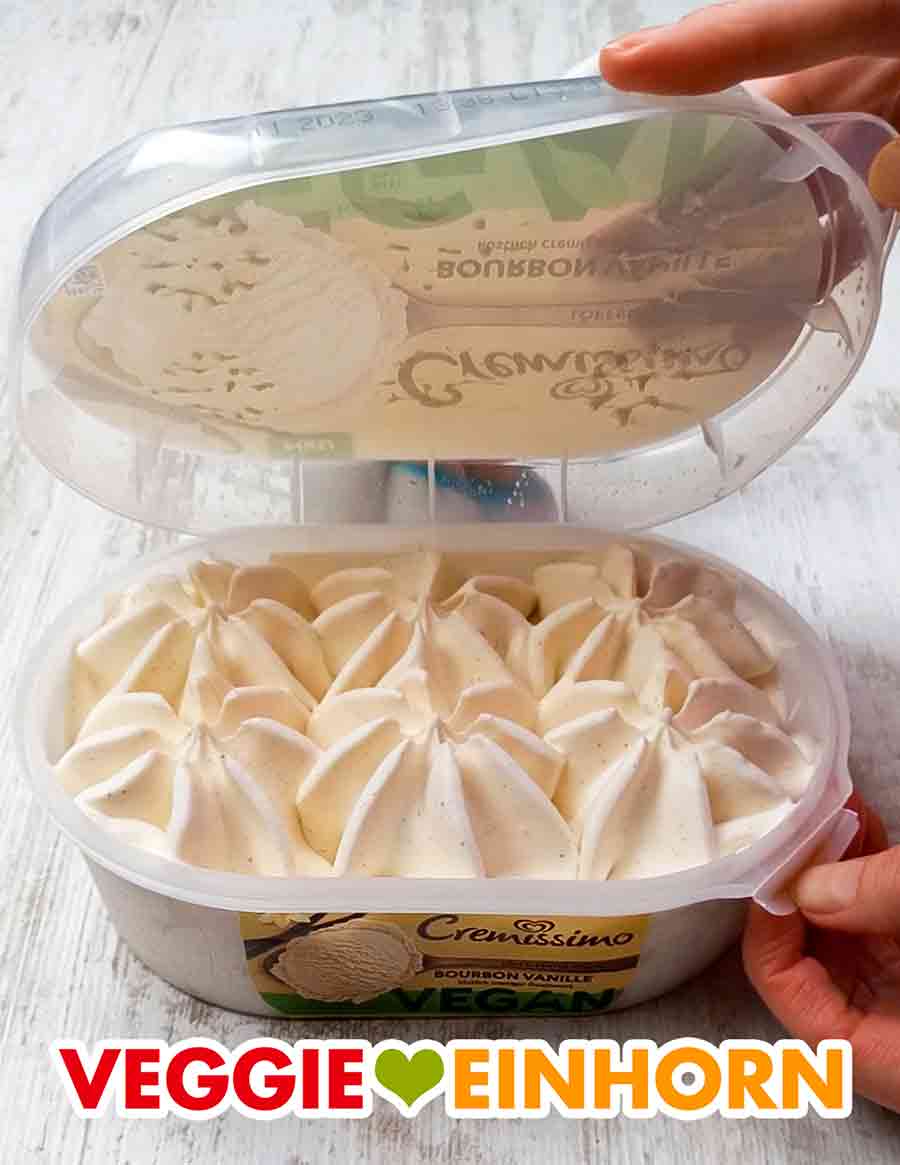 Das Eis sieht schon sehr lecker aus. Der Deckel der Eiscreme Packung wird angehoben