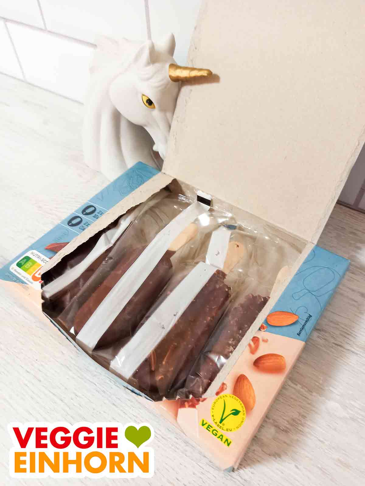 Die Packung veganes Stieleis von Penny ist geöffnet. Geöffnete Packung Veganes Stieleis von Food For Future