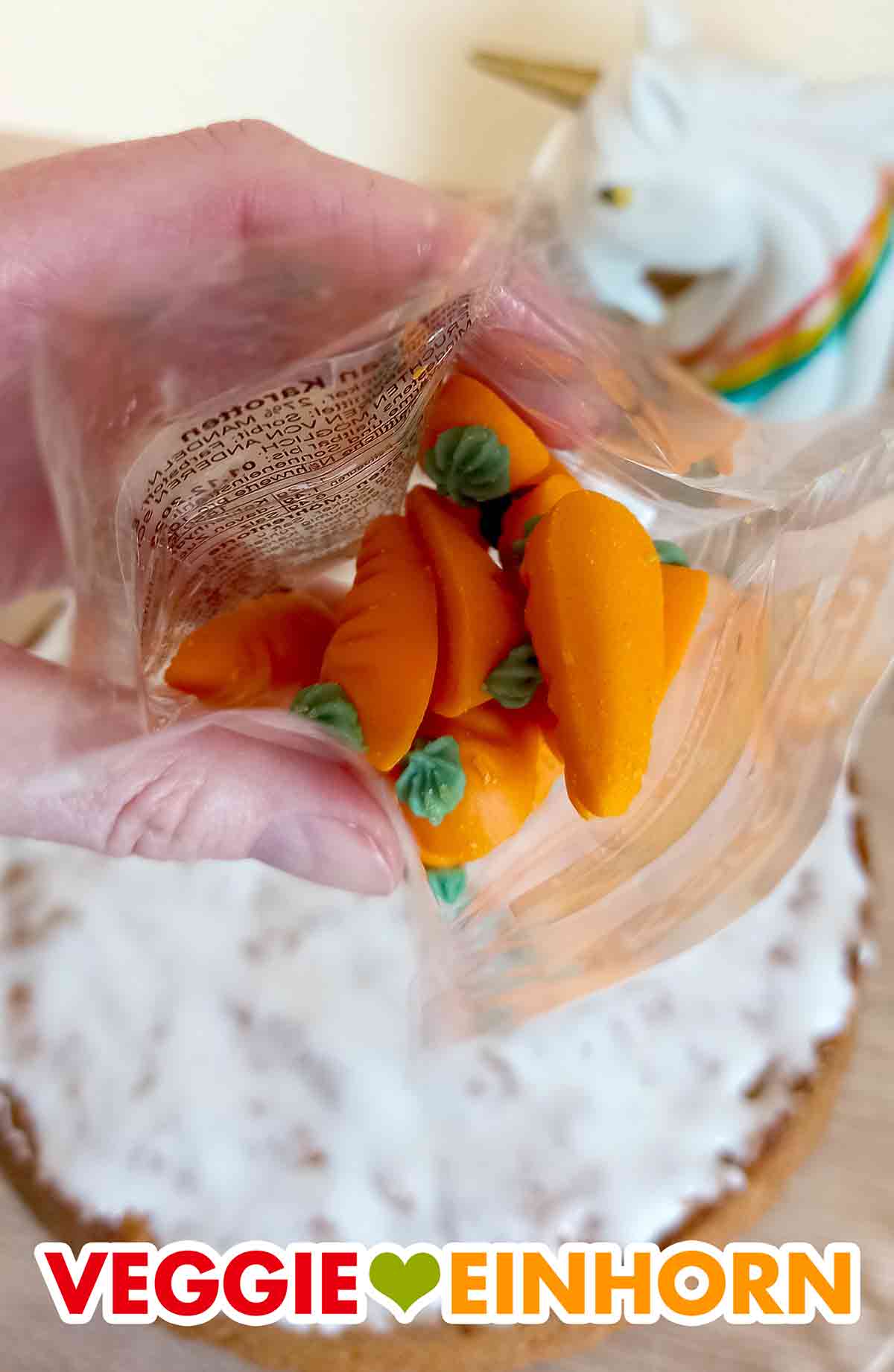 Marzipan Karotten in der offenen Packung Geöffnete Tüte mit veganen Marzipankarotten von Odenwälder