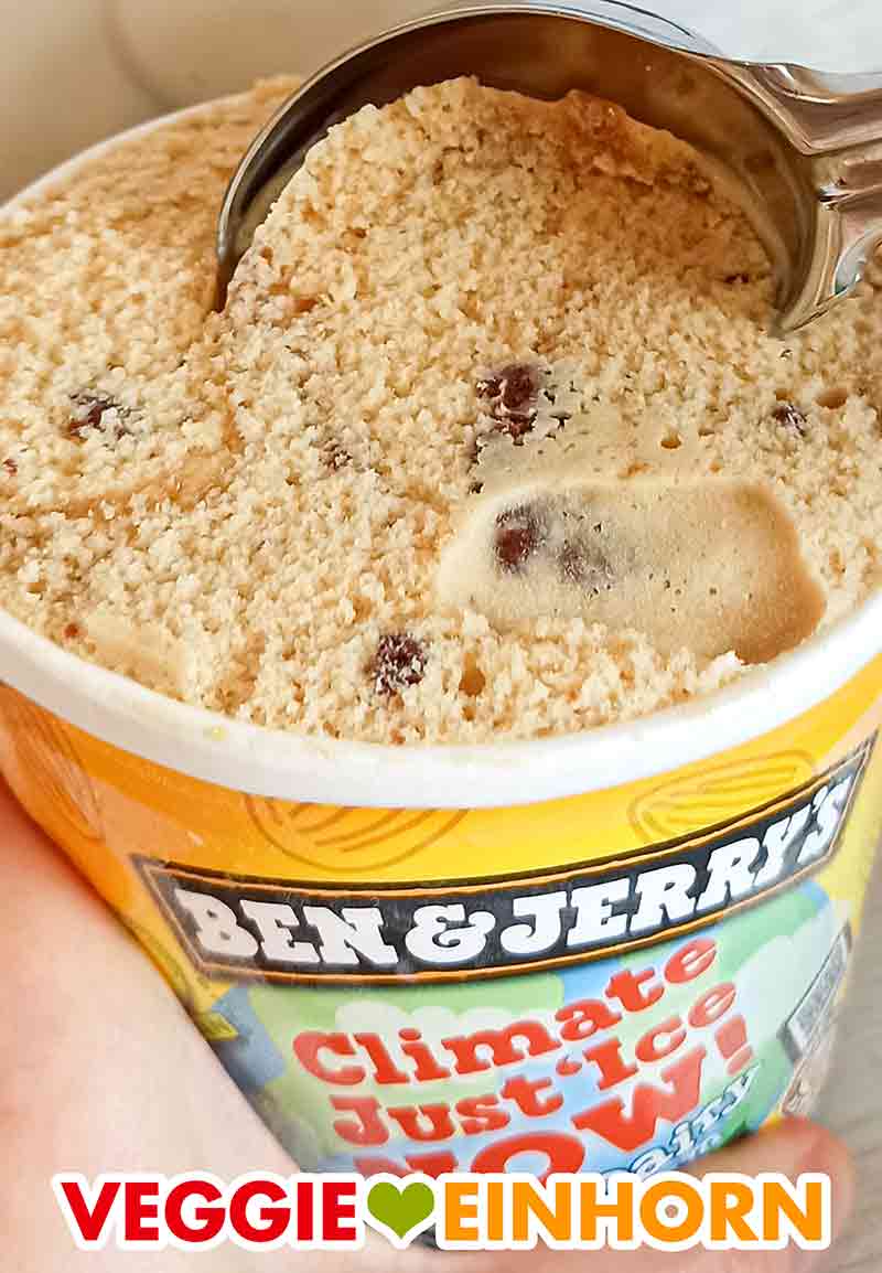 Vegane Eiscreme Climate Just'Ice Now von Ben & Jerry's Das vegane Eis Climate Just'Ice wird mit einem Eisportionierer entnommen