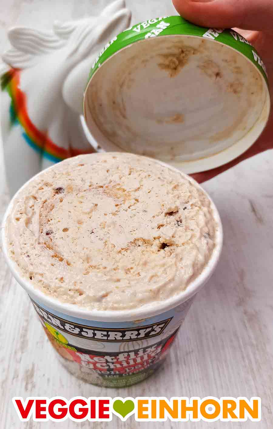 Das vegane Netflix and Chill'd wird geöffnet. Der Deckel des Eisbechers wird abgehoben.