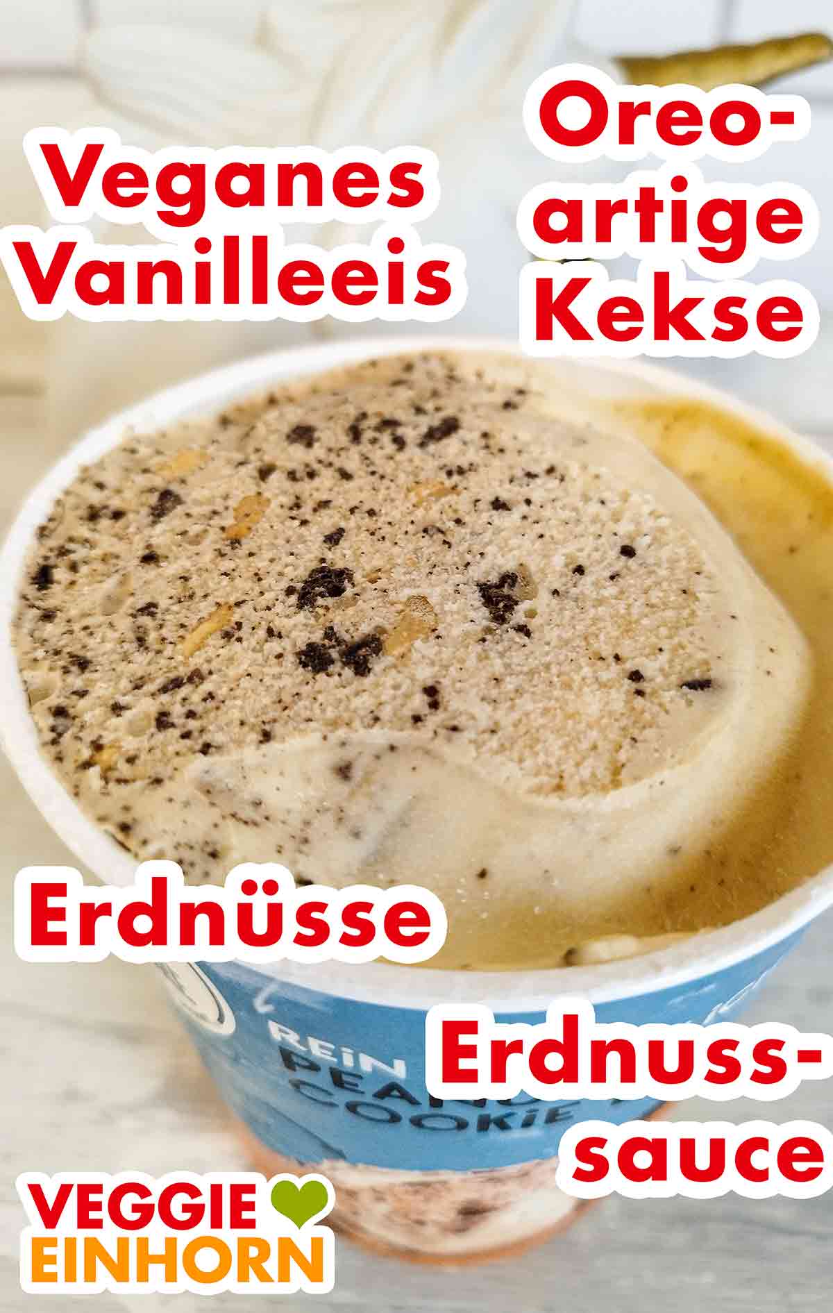 Veganes Peanut Cookie Eis von Penny mit Vanilleeiscreme, Oreo Keksen, Erdnussstückchen und Erdnusssauce Das Peanut Cookie Eis von Penny enthält veganes Vanilleeis, oreo-artige Kekse, Erdnüsse und Erdnusssauce
