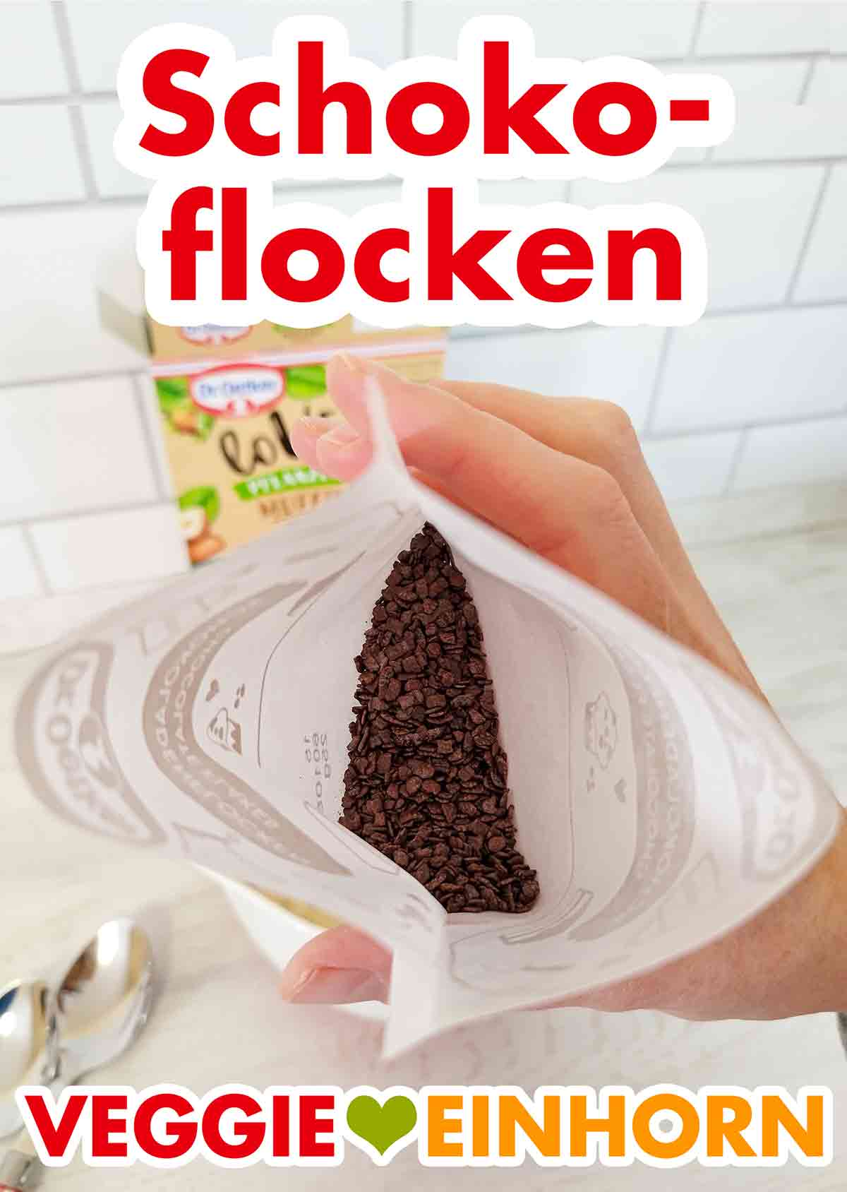So sehen die Schokoladenflocken für die veganen Muffins von Dr. Oetker aus. Nahaufnahme der veganen Schokoflocken aus der Dr. Oetker Muffin Backmischung
