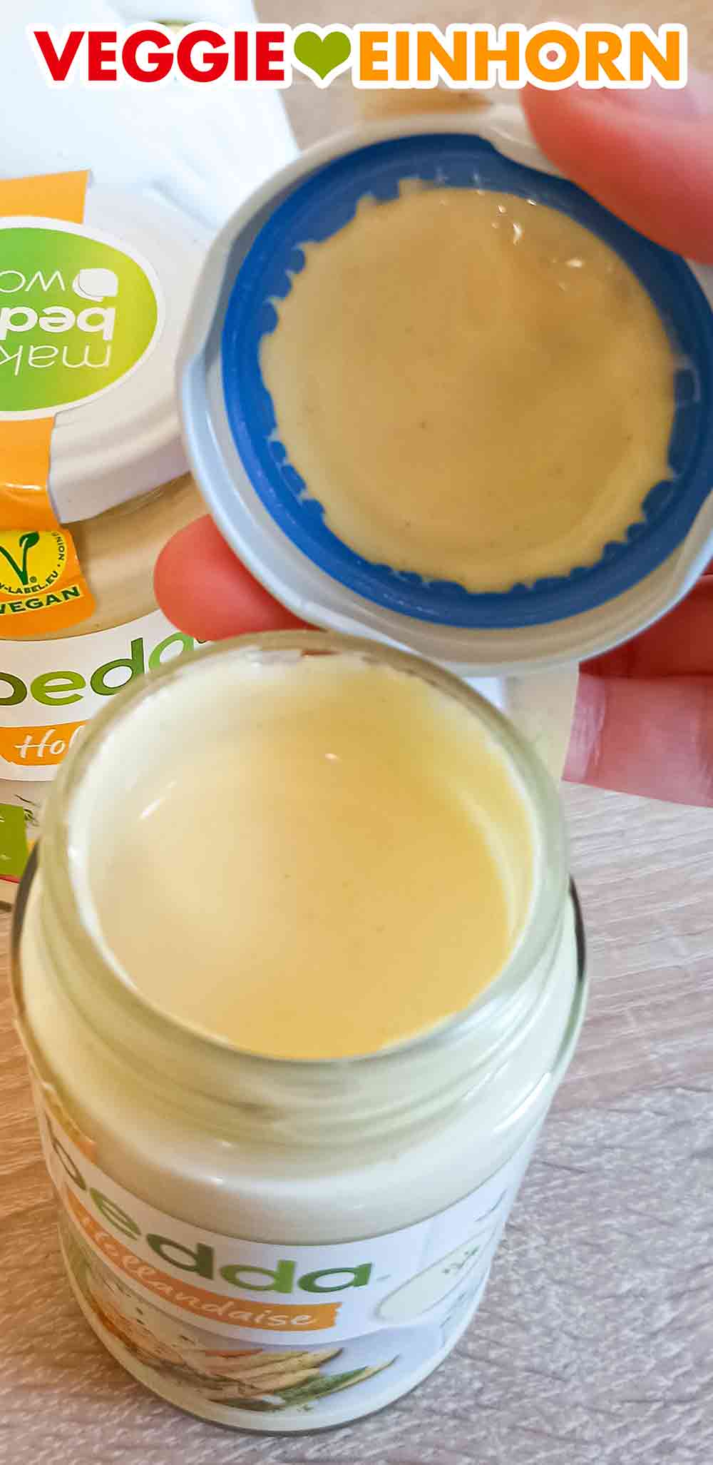 Die vegane Sauce Hollandaise von bedda im geöffneten Glas Geöffnetes Glas mit veganer Sauce Hollandaise von bedda