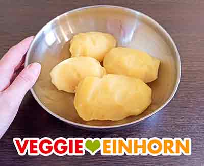 Gepellte Kartoffeln für vegane Kartoffelknödel Vier gepellte Pellkartoffeln in einer Schüssel
