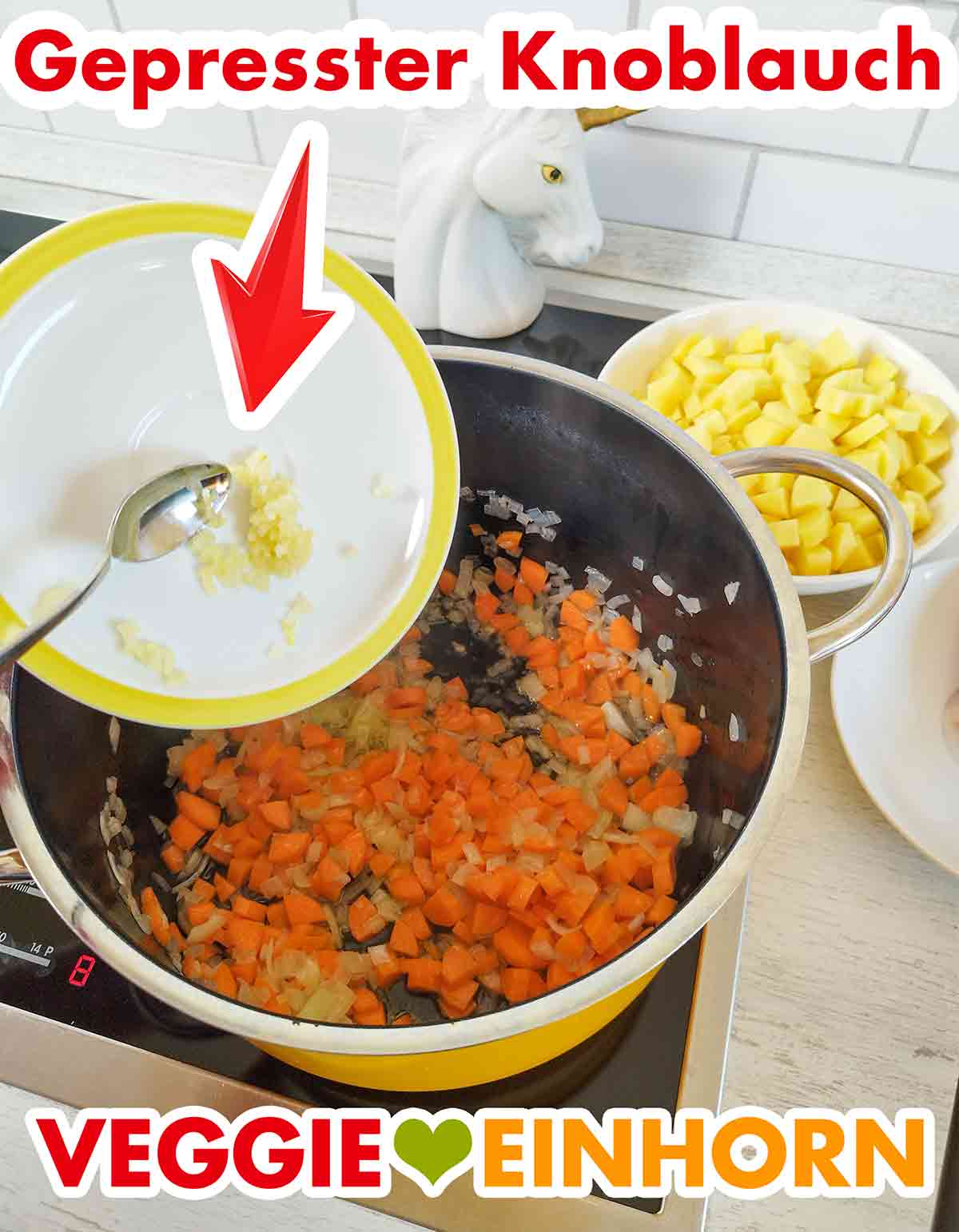 Zufügen des Knoblauchs Der gepresste Knoblauch wird in den Topf gegeben.