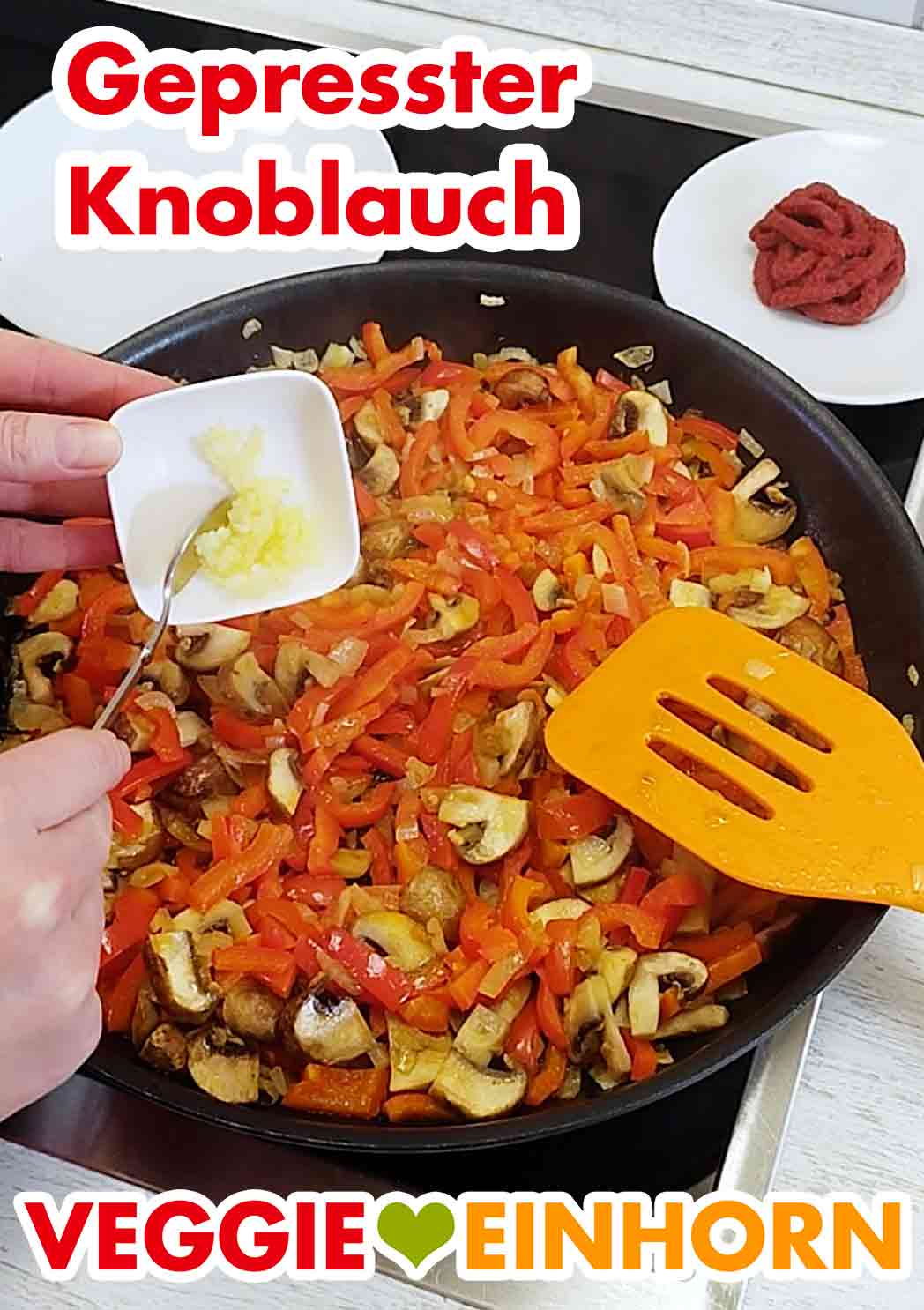 Der gepresste Knoblauch wird zugefügt, Zufügen des gepressten Knoblauchs