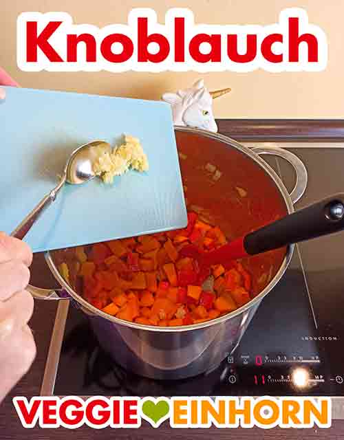 Der Knoblauch wird zugefügt. Gepresster Knoblauch