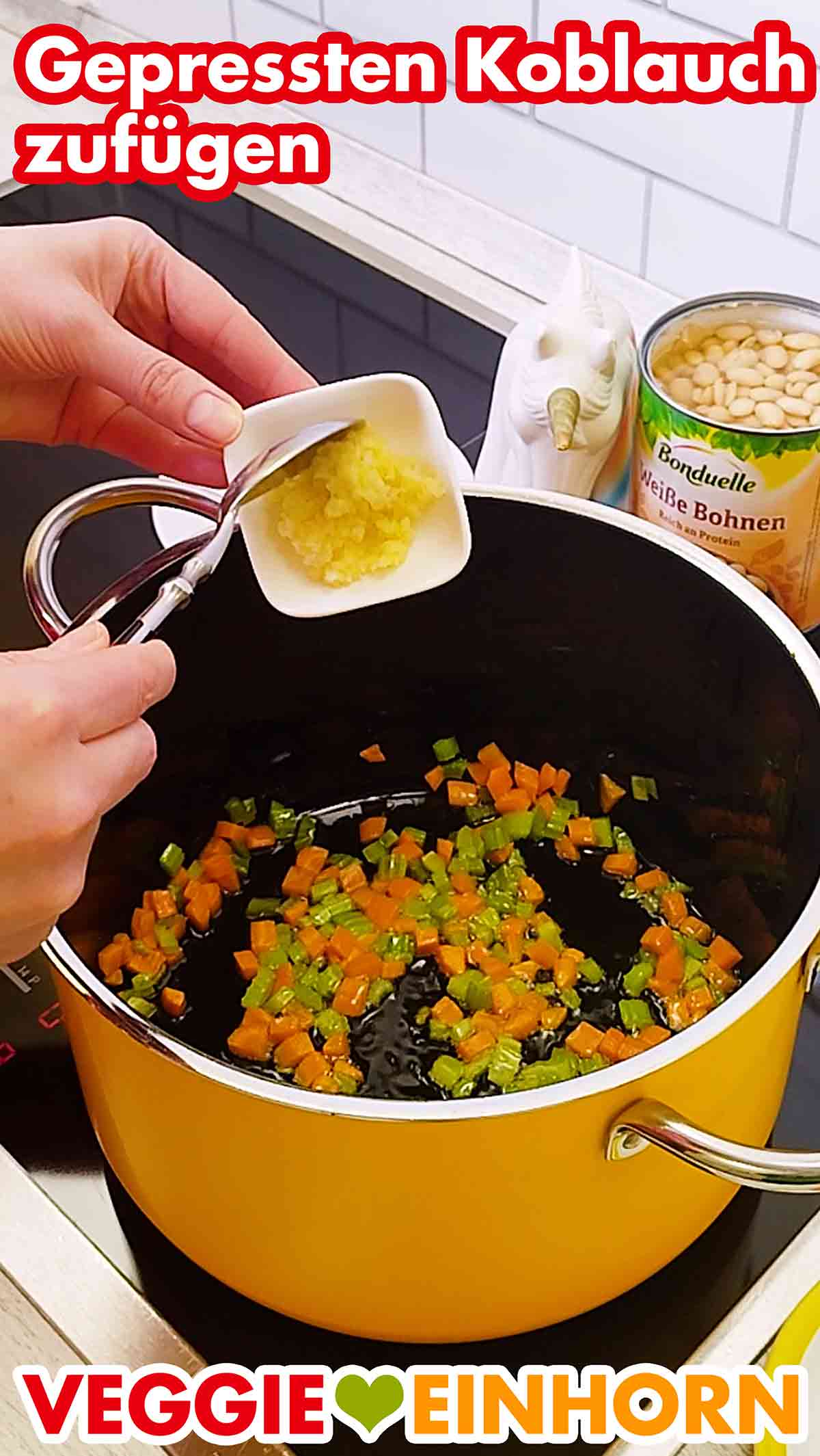 Zufügen von gepresstem Knoblauch Der gepresste Knoblauch wird zugefügt