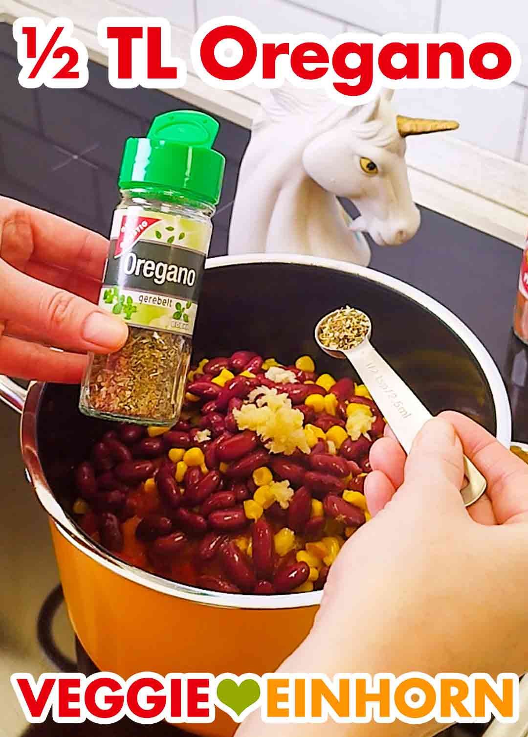 Würzen mit getrocknetem Oregano Ein halber Teelöffel gerebelter Oregano