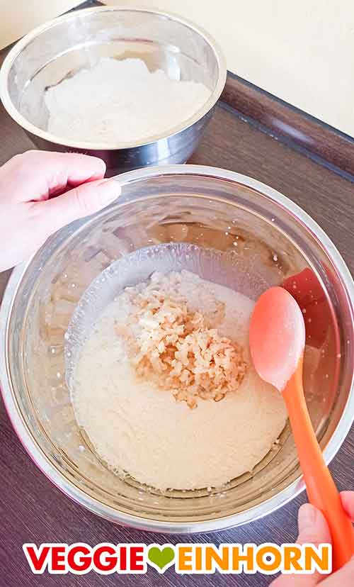 Sojadrink, Öl und Marzipan in der Schüssel Rührschüssel mit Sojamilch, Öl und geriebener Marzipan Rohmasse