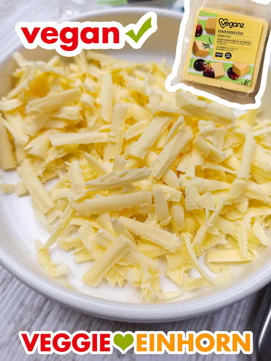 Das geriebene Veganz Genießerstück auf einem Teller Geriebener veganer Gouda Käse auf einem Teller