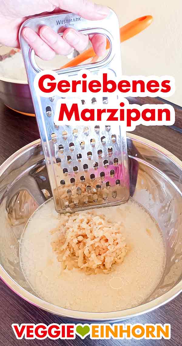 So sieht das fertig geriebene Marzipan aus. Das geriebene Marzipan und die Reibe in der Schüssel