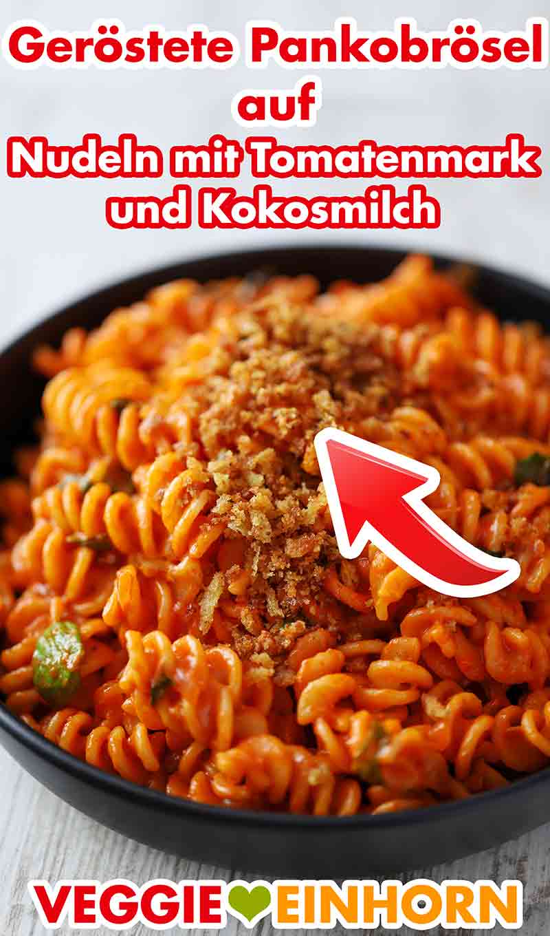 Geröstete Panko Brösel auf veganer Pasta mit Kokosmilch und Tomatenmark Geröstetes Pankomehl auf Nudeln mit Tomatenmark und Kokosmilch