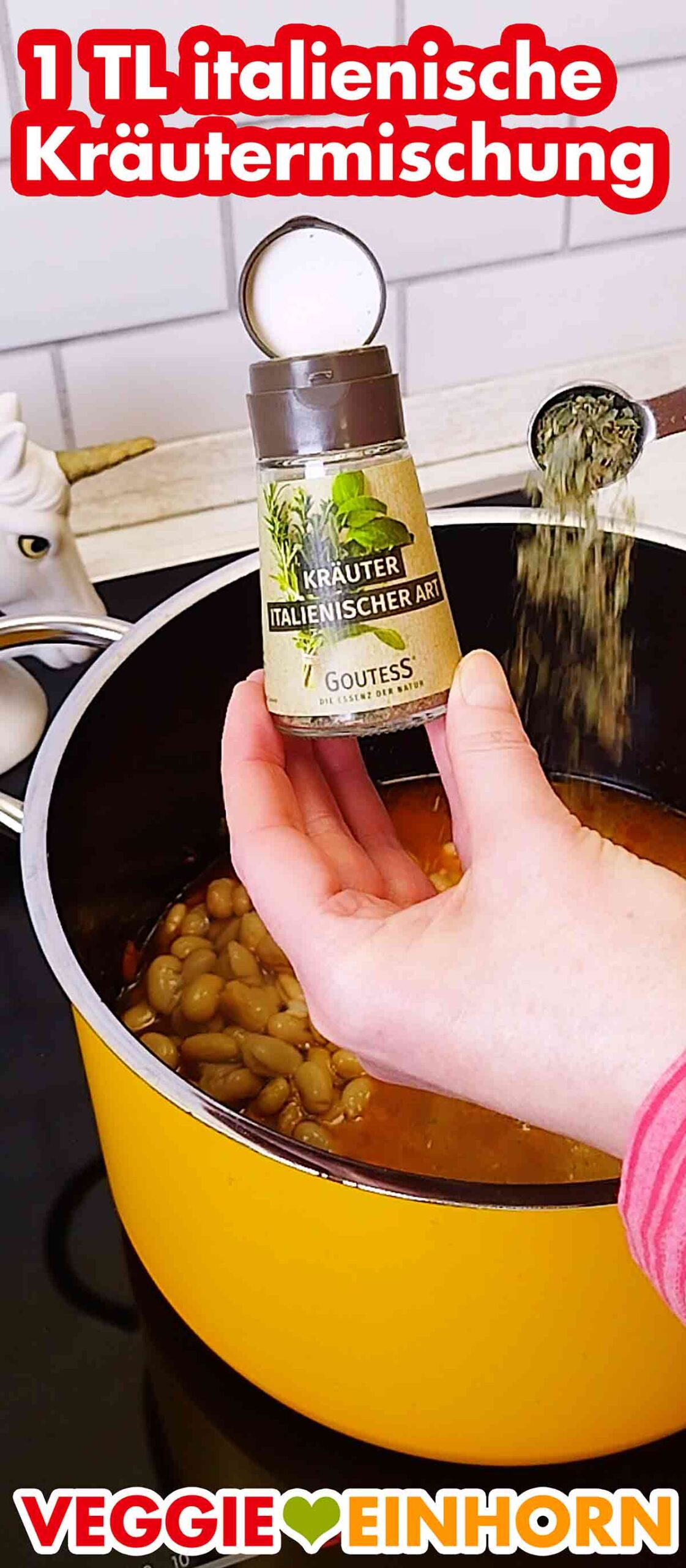 Ein Teelöffel Goutess Kräuter Italienischer Art wird in den Topf gegeben. Zufügen von getrockneter italienischer Kräutermischung