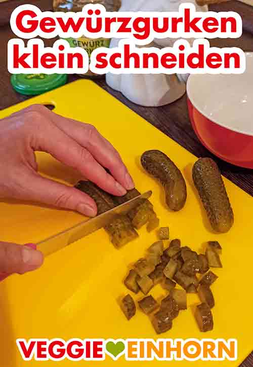 Die Gewürzgurken in kleine Würfel schneiden. Gewürzgurken klein schneiden