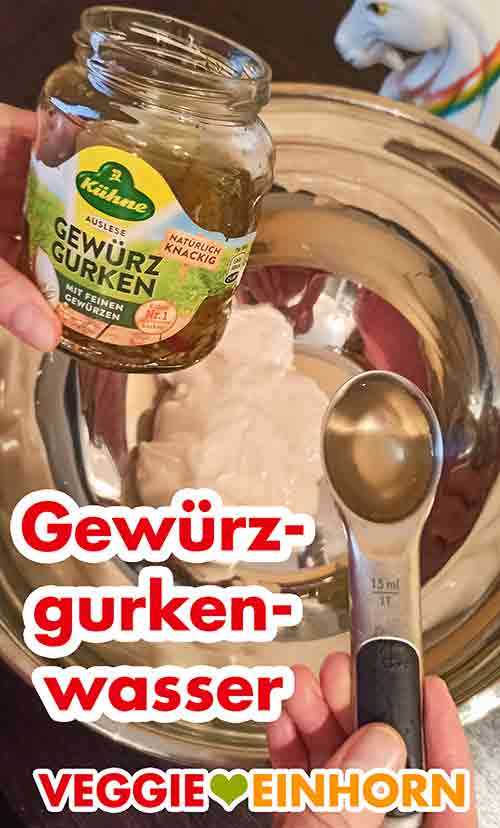 Flüssigkeit aus dem Gurkenglas für das Nudelsalat Dressing Gewürzgurkenwasser aus dem Glas für das Dressing