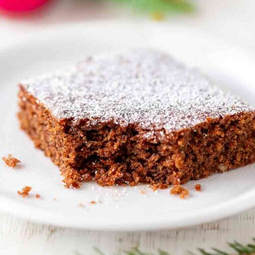 Teller mit veganem Gewürzkuchen vom Blech