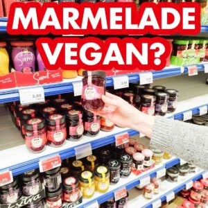 Eine Hand hält ein Glas vegane Marmelade im Supermarkt