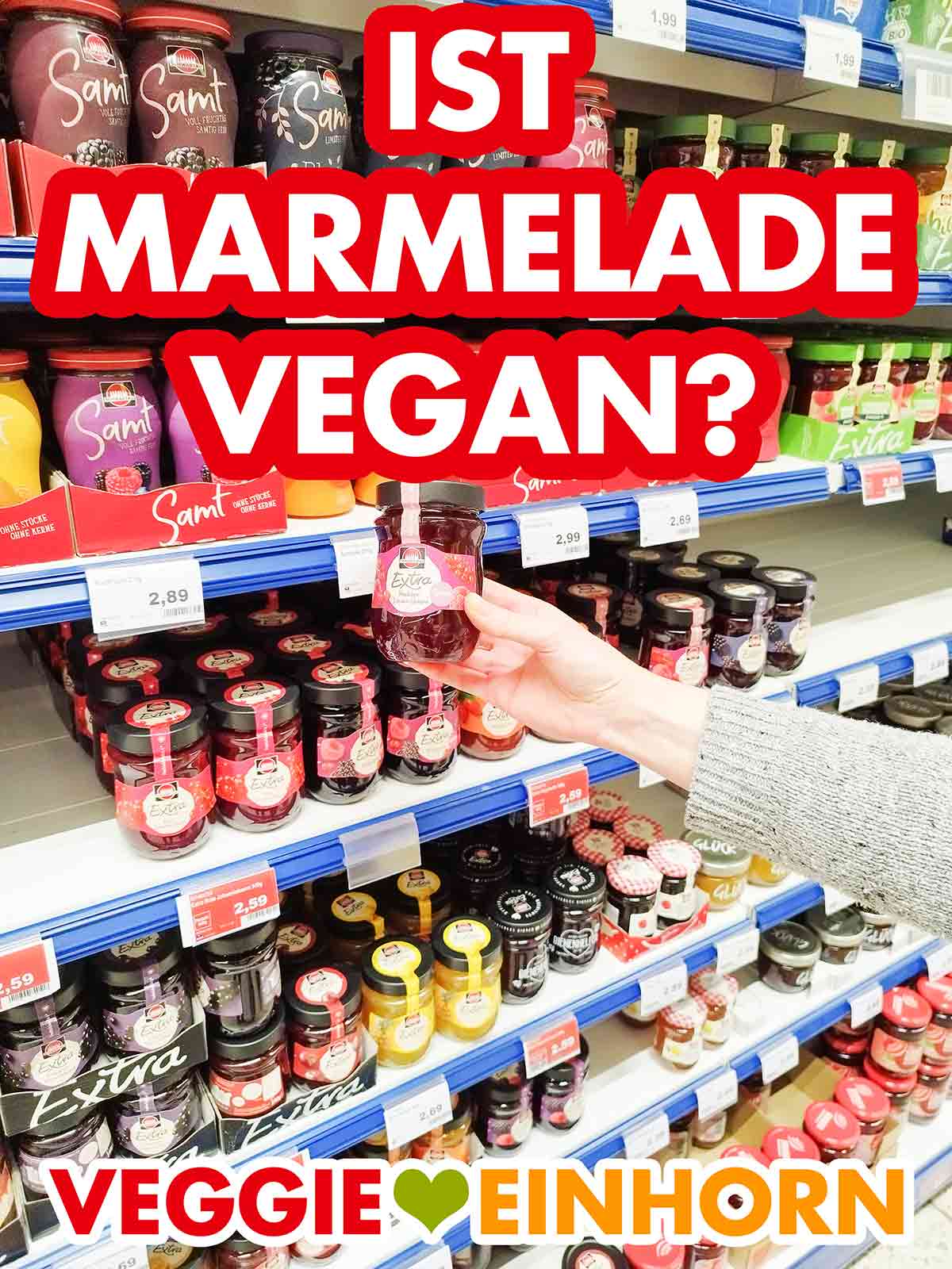 Vegane Marmelade im Supermarkt kaufen Eine Hand hält ein Glas vegane Marmelade im Supermarkt