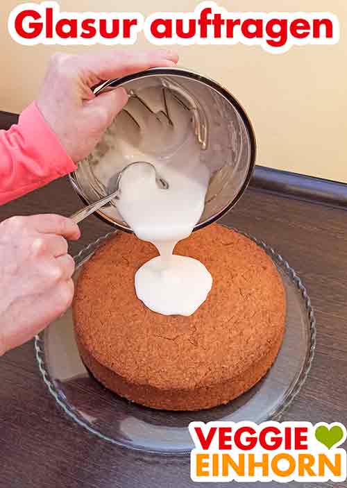 Zuckerguss auf den Möhrenkuchen auftragen Glasur wird auf den Möhrenkuchen aufgetragen
