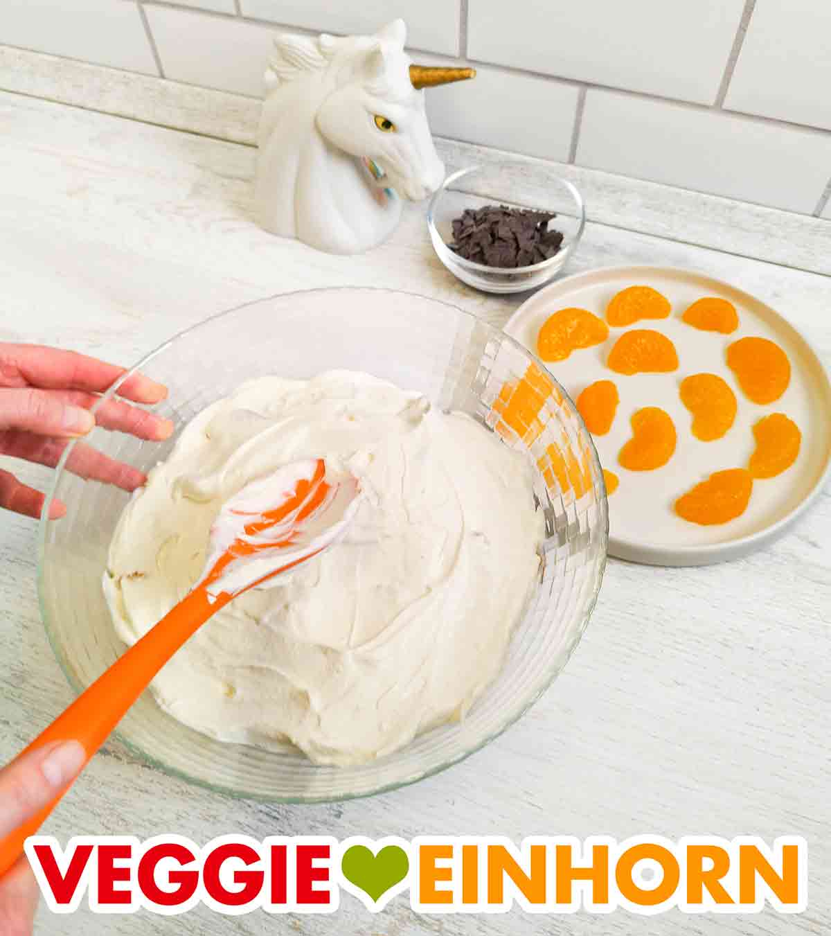 Die Creme ist glatt gestrichen. Glatt gestrichene vegane Dessertcreme auf dem Weihnachtsdessert