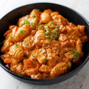Vegane Gnocchi Pfanne mit Champignons und Kürbis