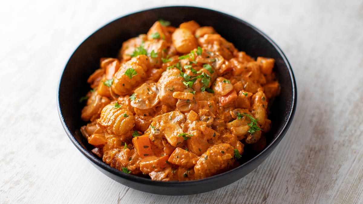 Vegane Gnocchi Pfanne mit Champignons und Kürbis