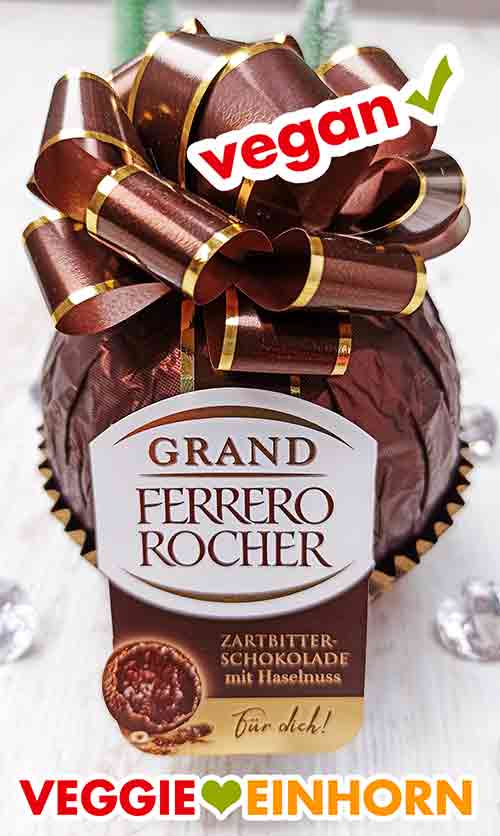 So sieht die Verpackung des Grand Ferrero Rocher Zartbitter aus. Ein veganes Grand Ferrero Rocher auf einem Tisch
