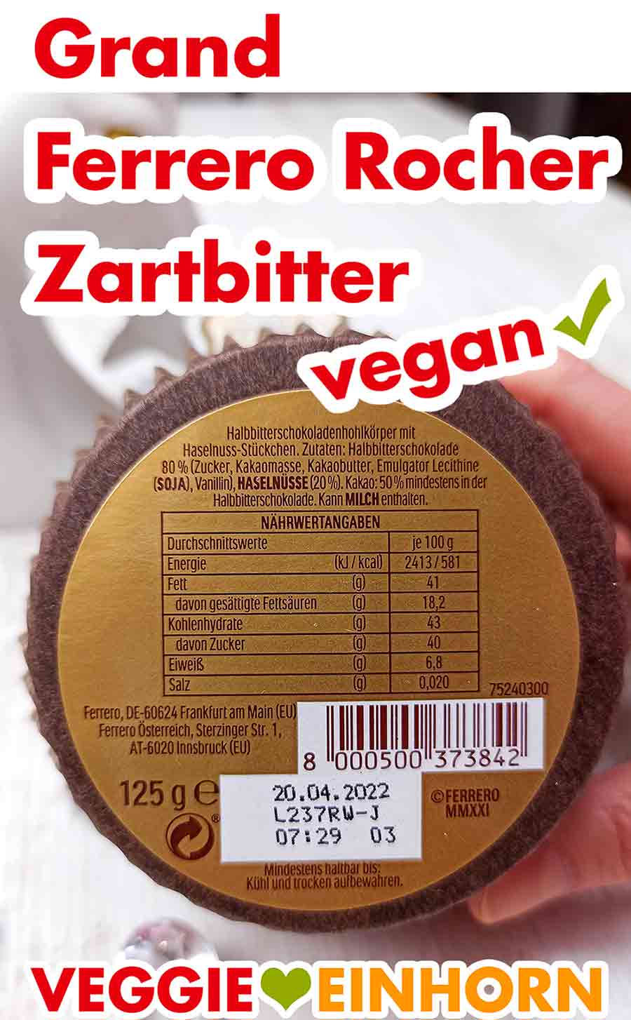 Die Zutatenliste und Nährwerte Angaben sind auf dem Boden der Verpackung. Unterseite des Grand Ferrero Rocher mit der veganen Zutatenliste und den Nährwerteangaben