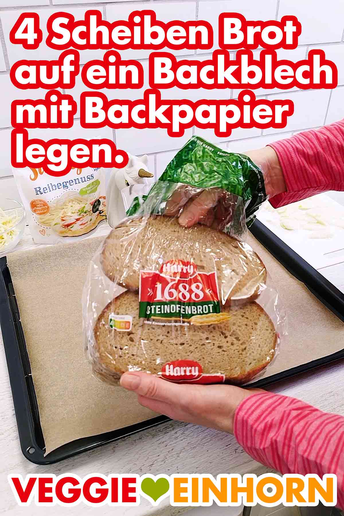 Harry 1688 Steinofenbrot wird auf ein Backblech mit Backpapier gelegt. Eine Tüte mit Graubrotscheiben und ein mit Backpapier ausgelegtes Backblech