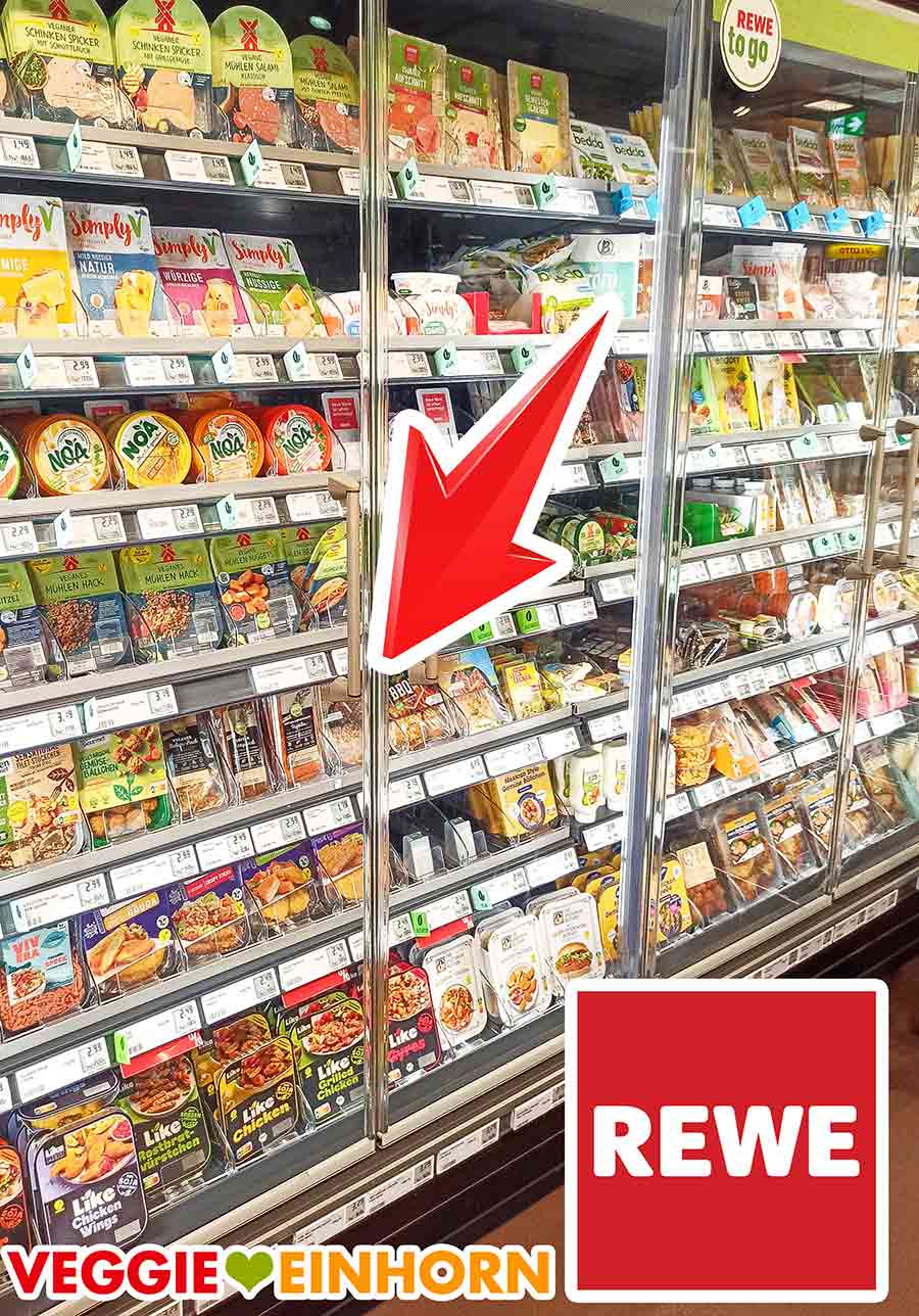 Die veganen Steaks von Green Legend gibt es zum Beispiel bei Rewe oder Netto. Kühlregal im Rewe mit veganen Lebensmitteln und veganen Steaks von Green Legend