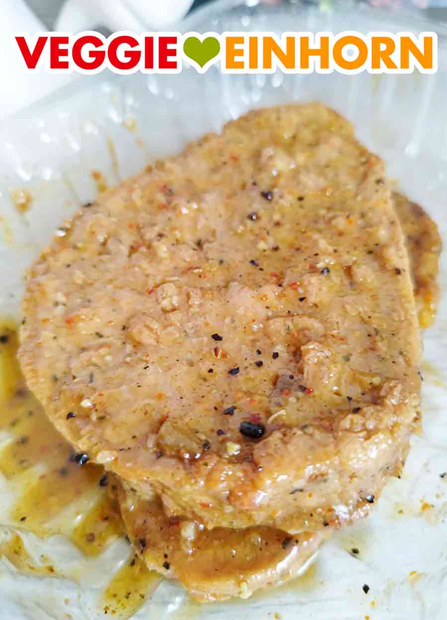 Die veganen Steaks von Green Legend sind mariniert. Nahaufnahme der veganen Steaks Wild Pepper von Green Legend
