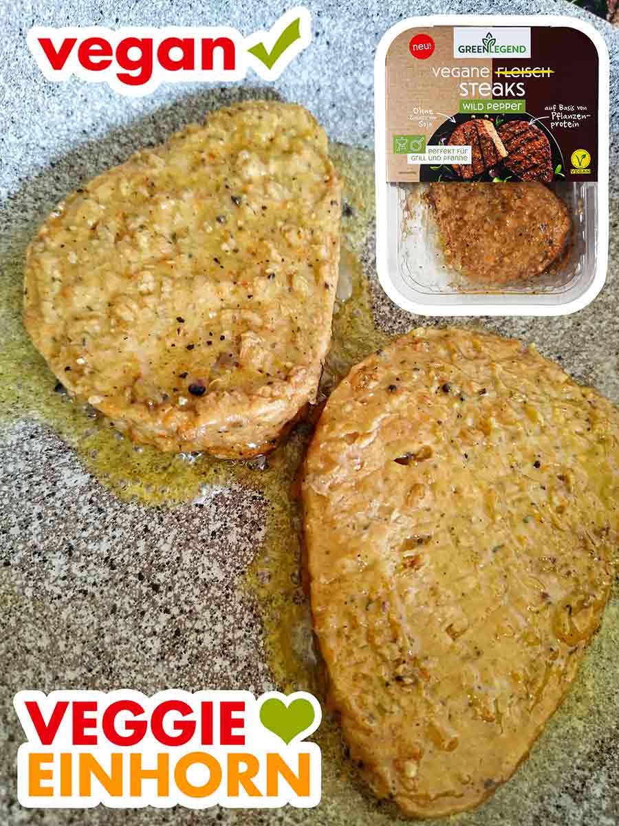 Die veganen Fleisch Steaks von Green Legend braten in der Pfanne. Zwei vegane Steaks Wild Pepper von Green Legend in einer Bratpfanne