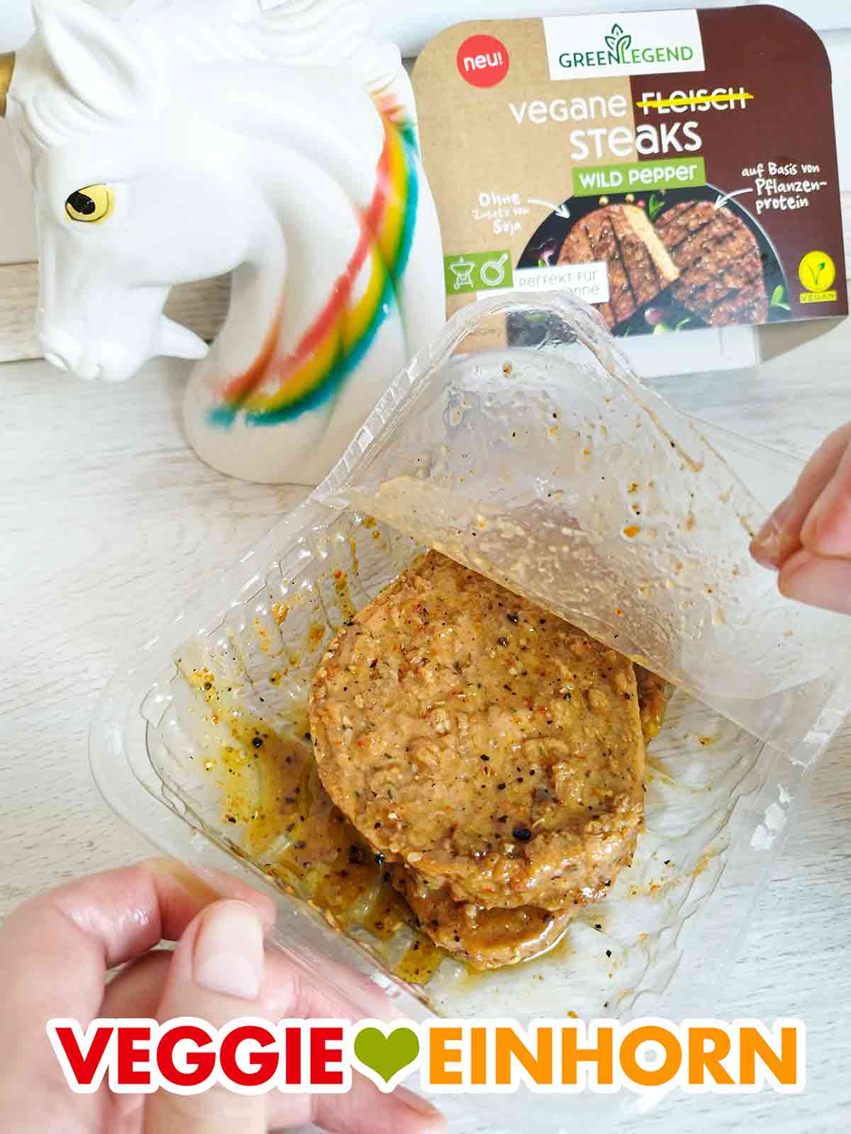 Die Packung enthält zwei vegane Steaks. Die Packung der veganen Steaks Wild Pepper von Green Legend wird geöffnet