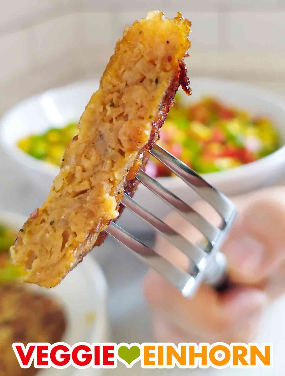 Die Konsistenz des veganen Steaks von Green Legend ist sehr weich. Gabel mit veganem Steak Wild Pepper von Green Legend