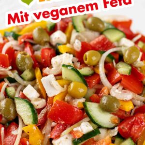Griechischer Bauernsalat mit veganem Feta, Gurke, Tomaten, Paprika und Zwiebeln