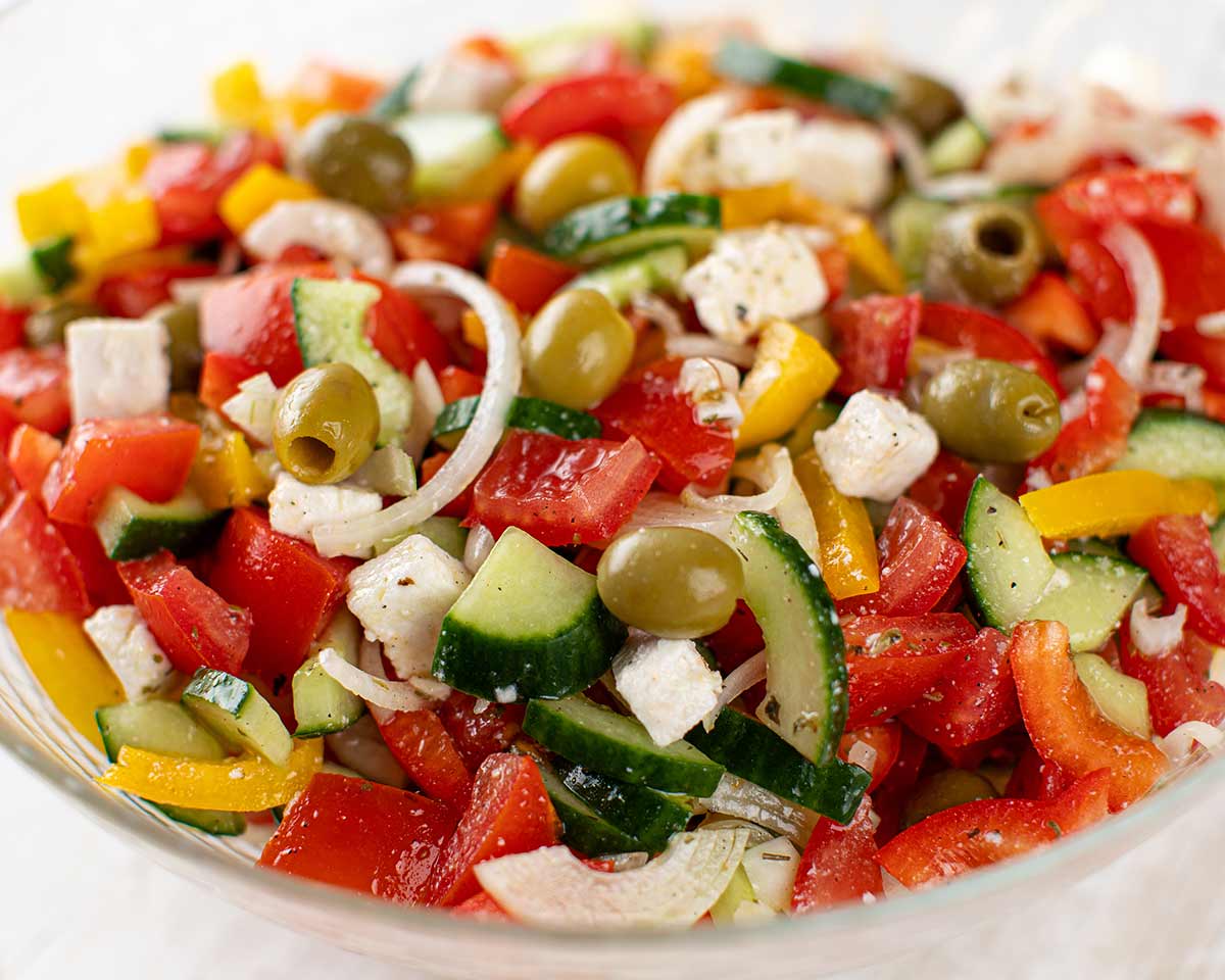 Der griechische Bauernsalat ist mit veganem Feta, Griechischer Bauernsalat mit veganem Feta